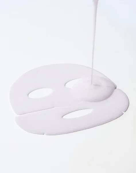 シートマスクに美容液が注がれる様子