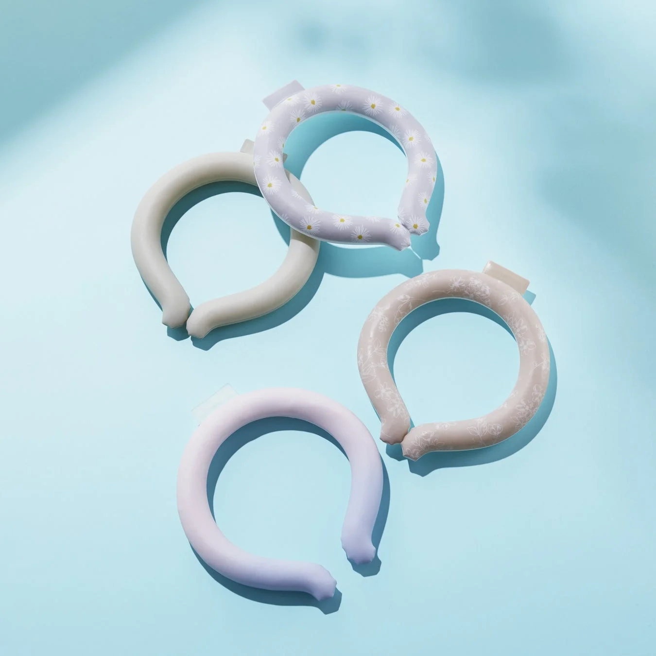 淡い色合いの4つのネッククーラー