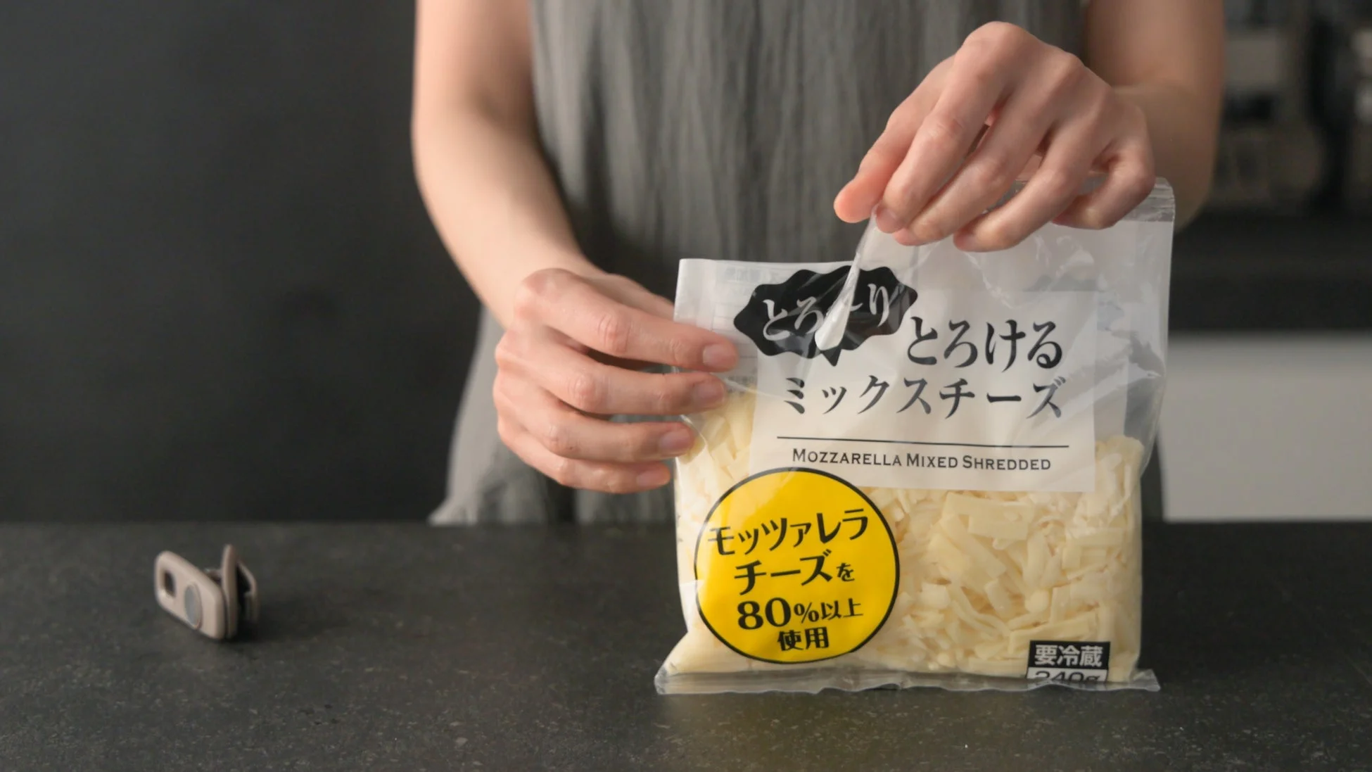 カッター付きクリップで袋を開封する様子