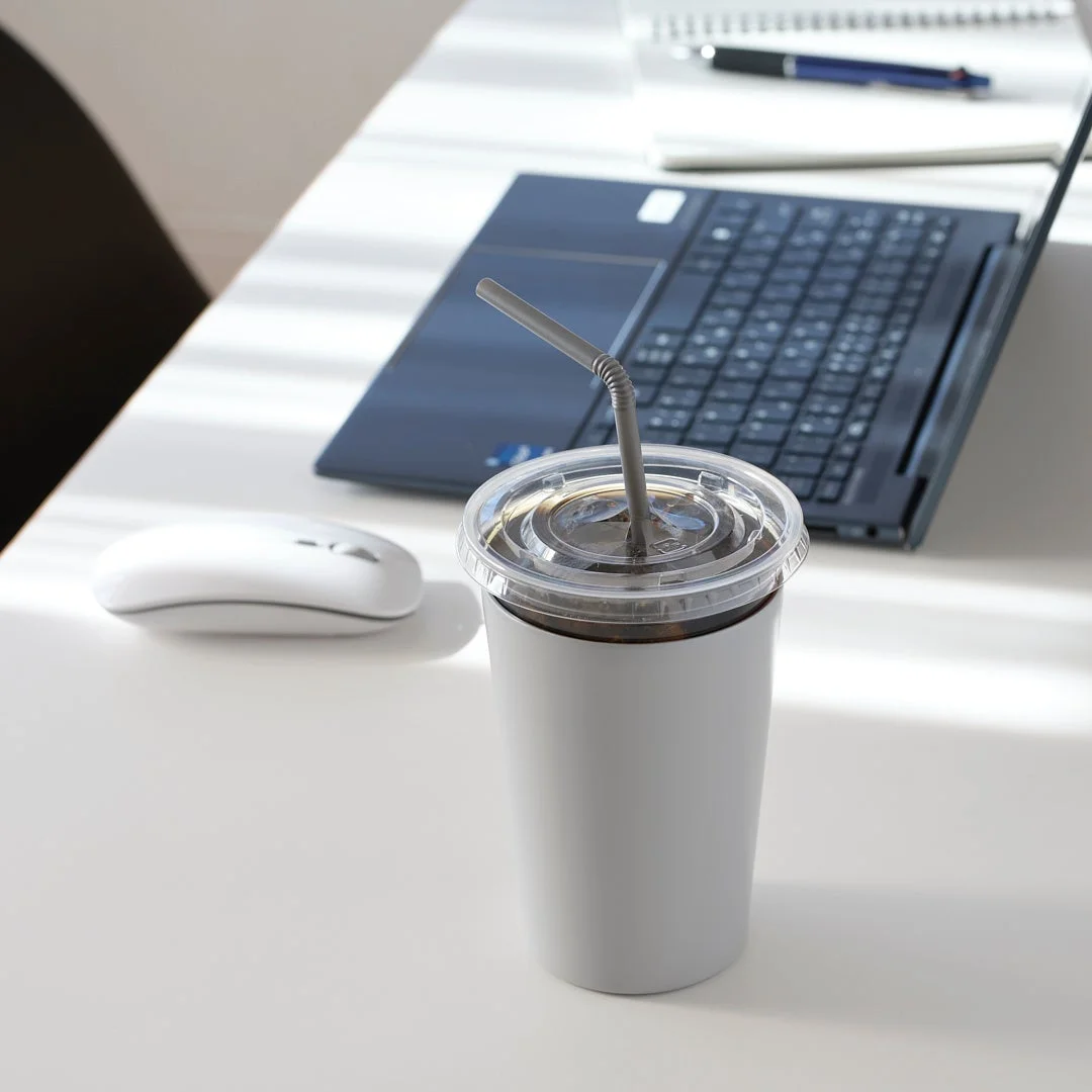 アイスコーヒーとノートPC