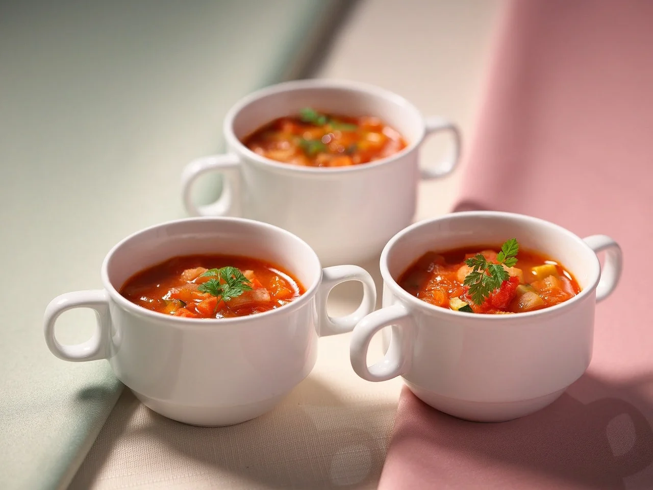 白いカップに盛られた温かい野菜スープ