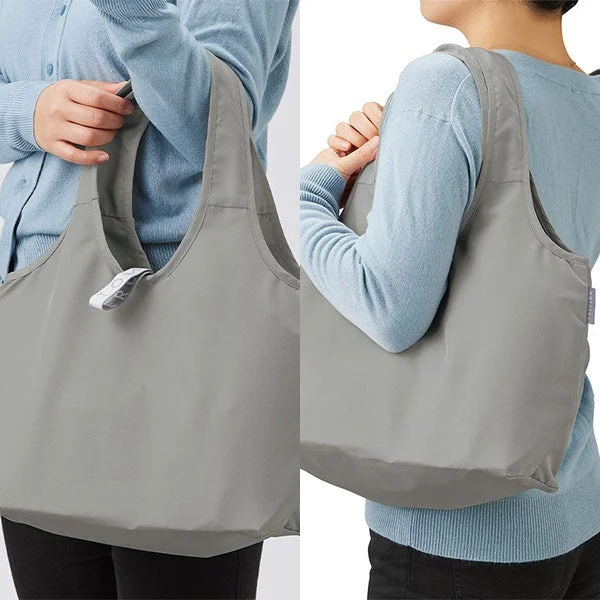 エコバッグを持つ女性