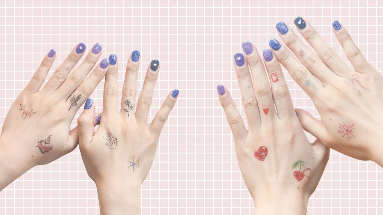 グリッターネイルと可愛らしいタトゥーシールを施した複数の手