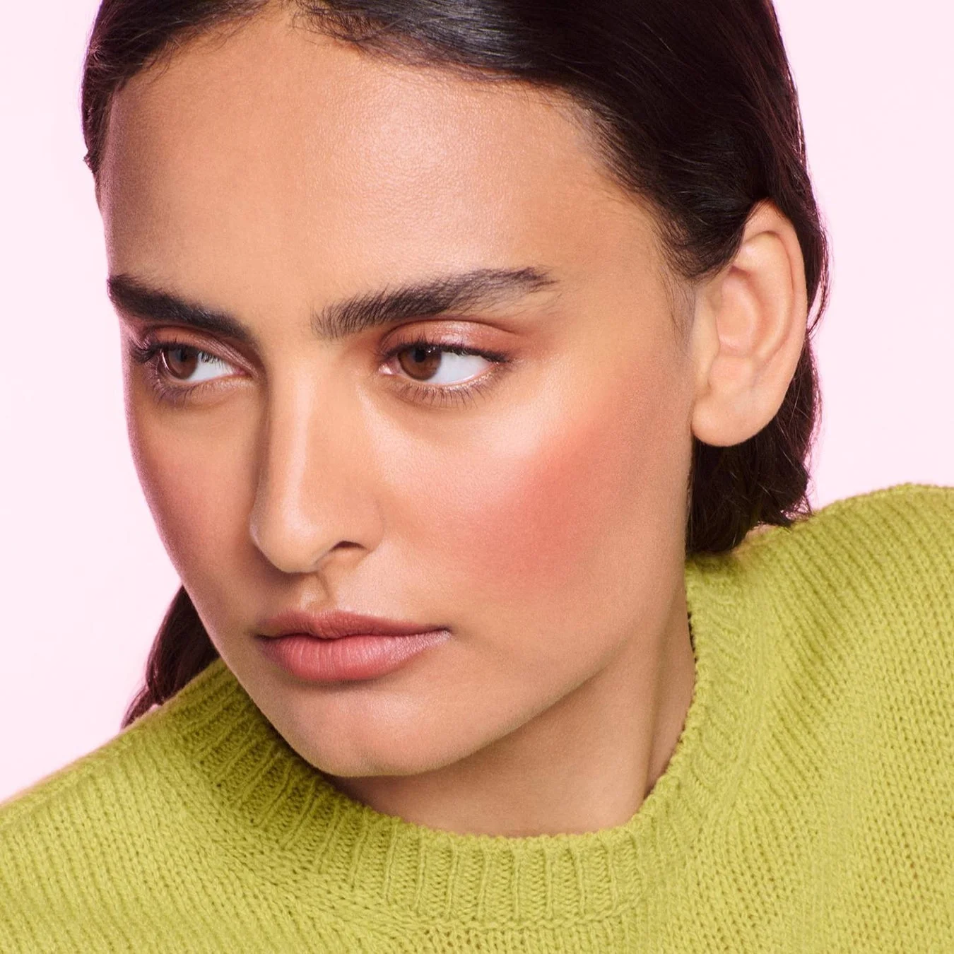 チークを使用する女性の横顔