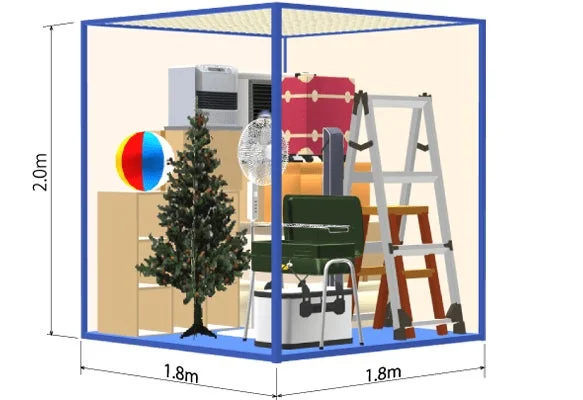 クリスマスツリー、扇風機、スーツケースなどが効率的に詰め込まれた収納スペースのイラスト