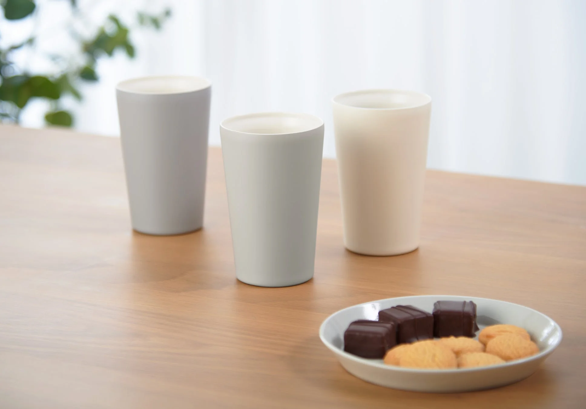 3つのタンブラーとお菓子