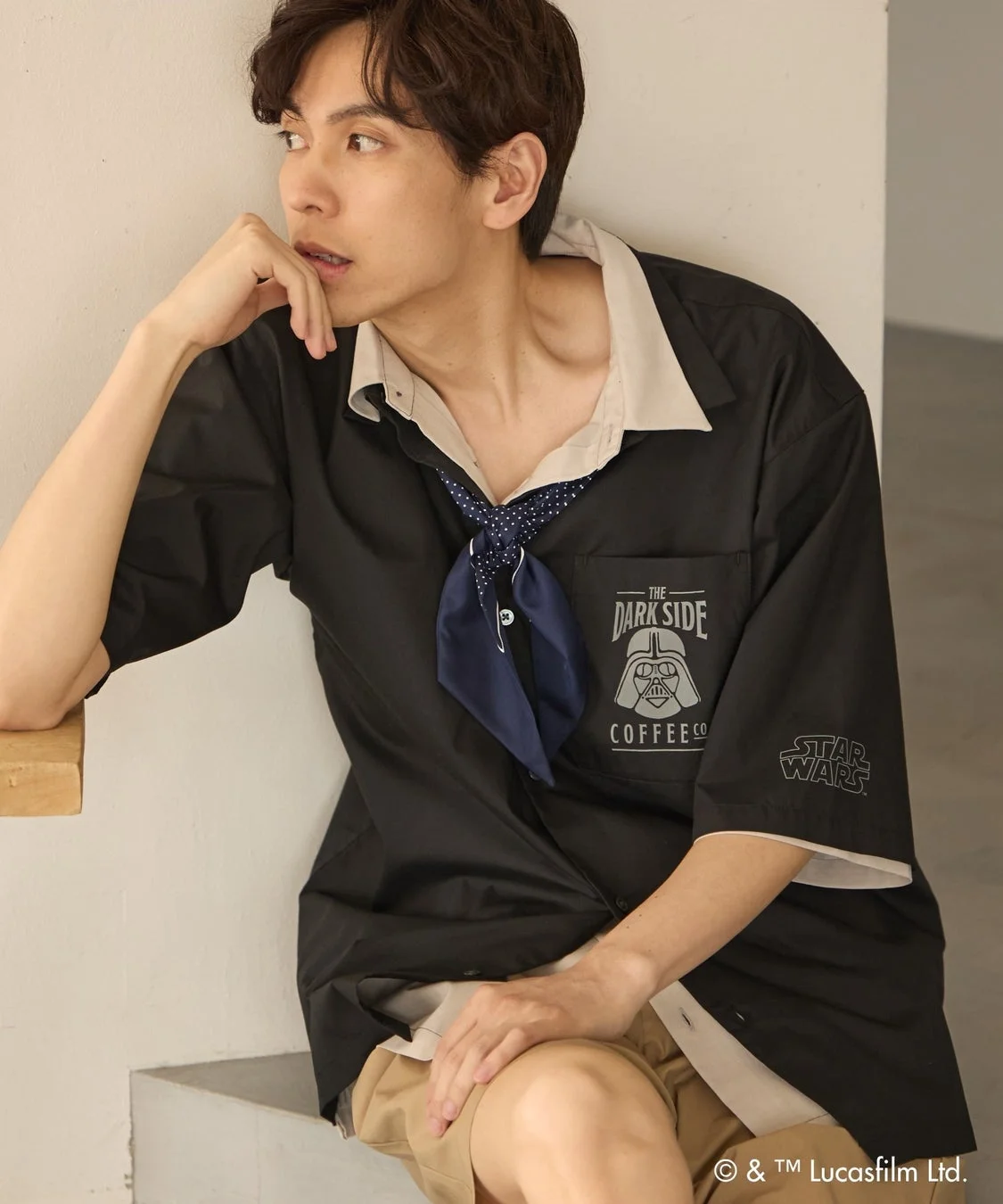 男性,ファッション,スターウォーズ,ダースベイダー,半袖シャツ,カジュアル,コラボレーション,屋内,ポートレート,着こなし,カフェ