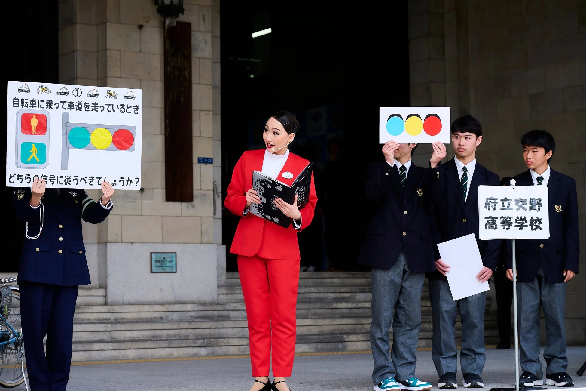 交通安全教室で高校生と学ぶ綾小路麗華