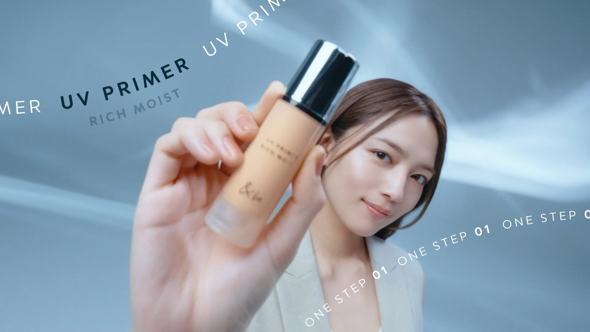 UVプライマーを持つ川口春奈さん