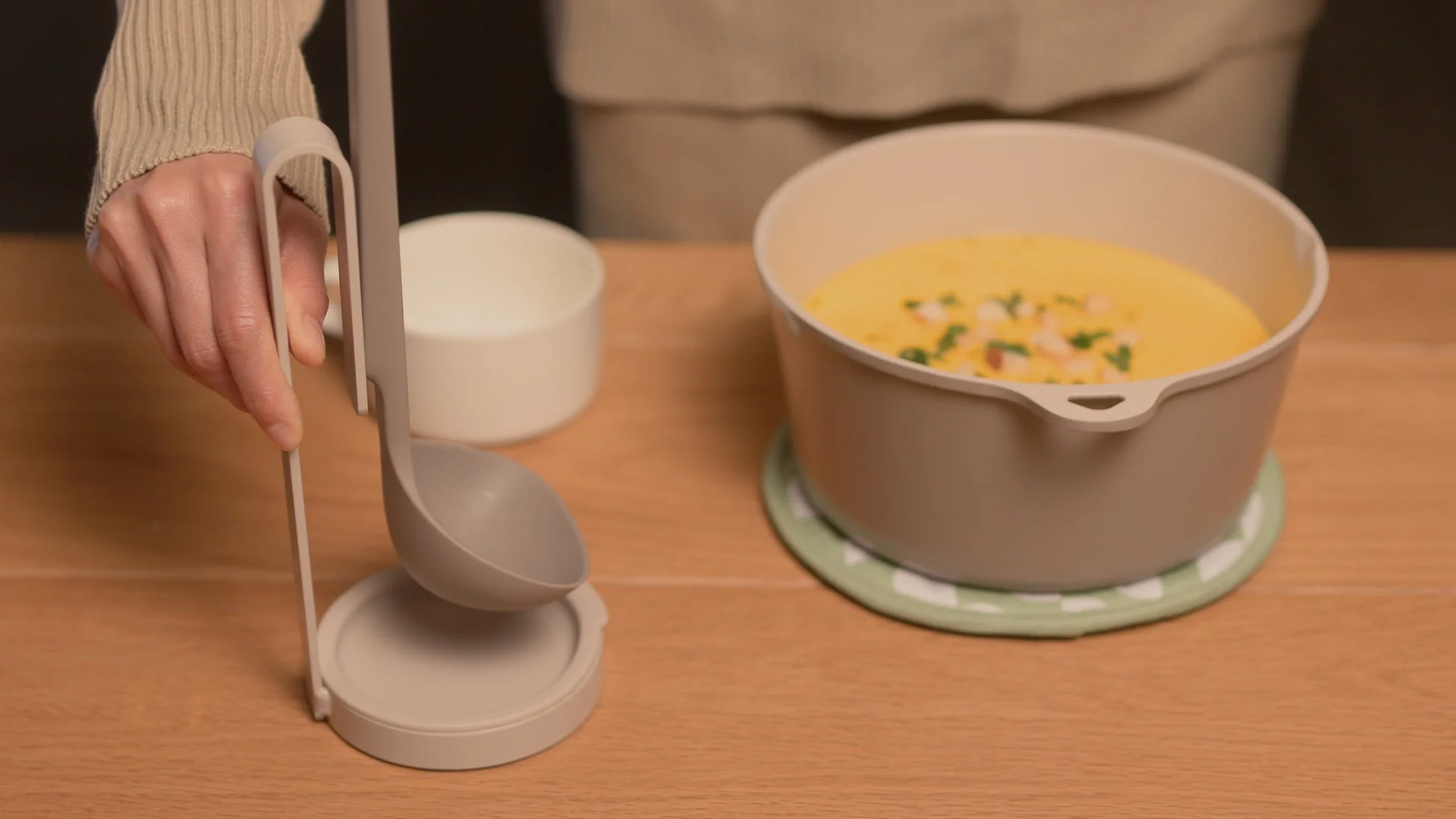 レードルスタンドにツールを置いた様子