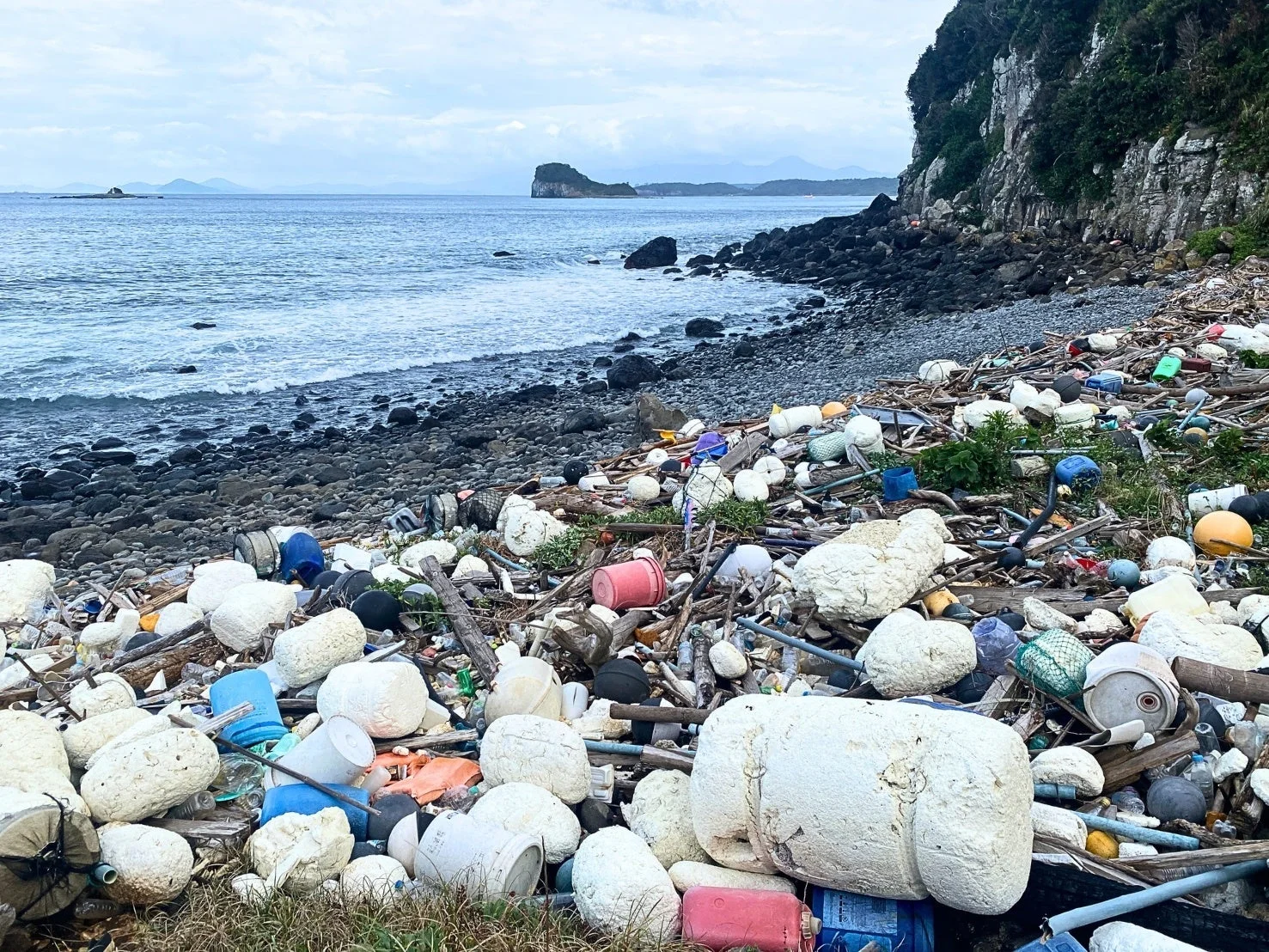 海岸線に漂着した大量の海洋ごみ