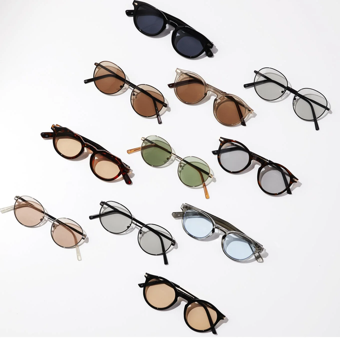 様々なデザインと色のレンズを持つサングラス