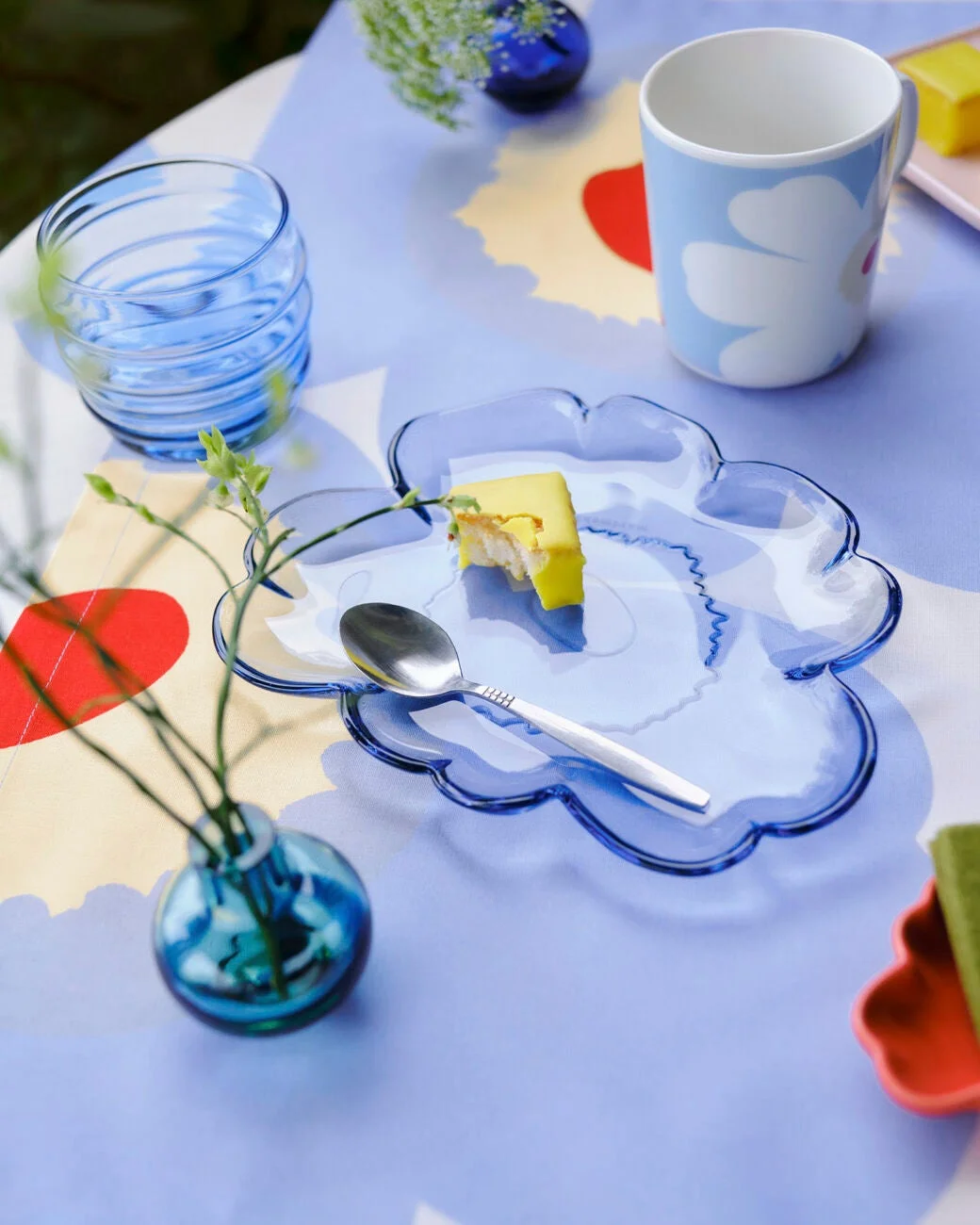 花柄テーブルクロスとデザート