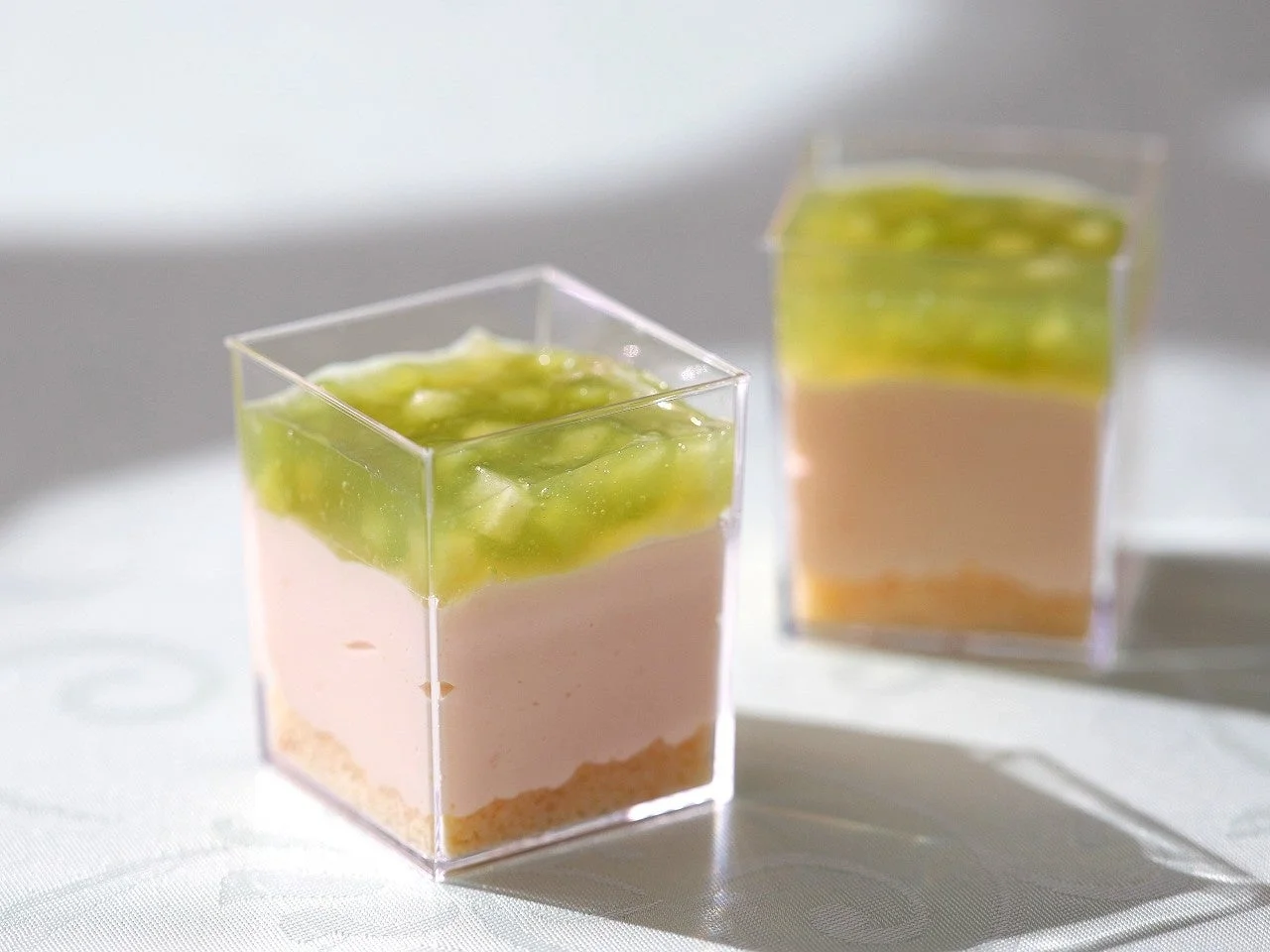 透明なカップに入った2層のデザート