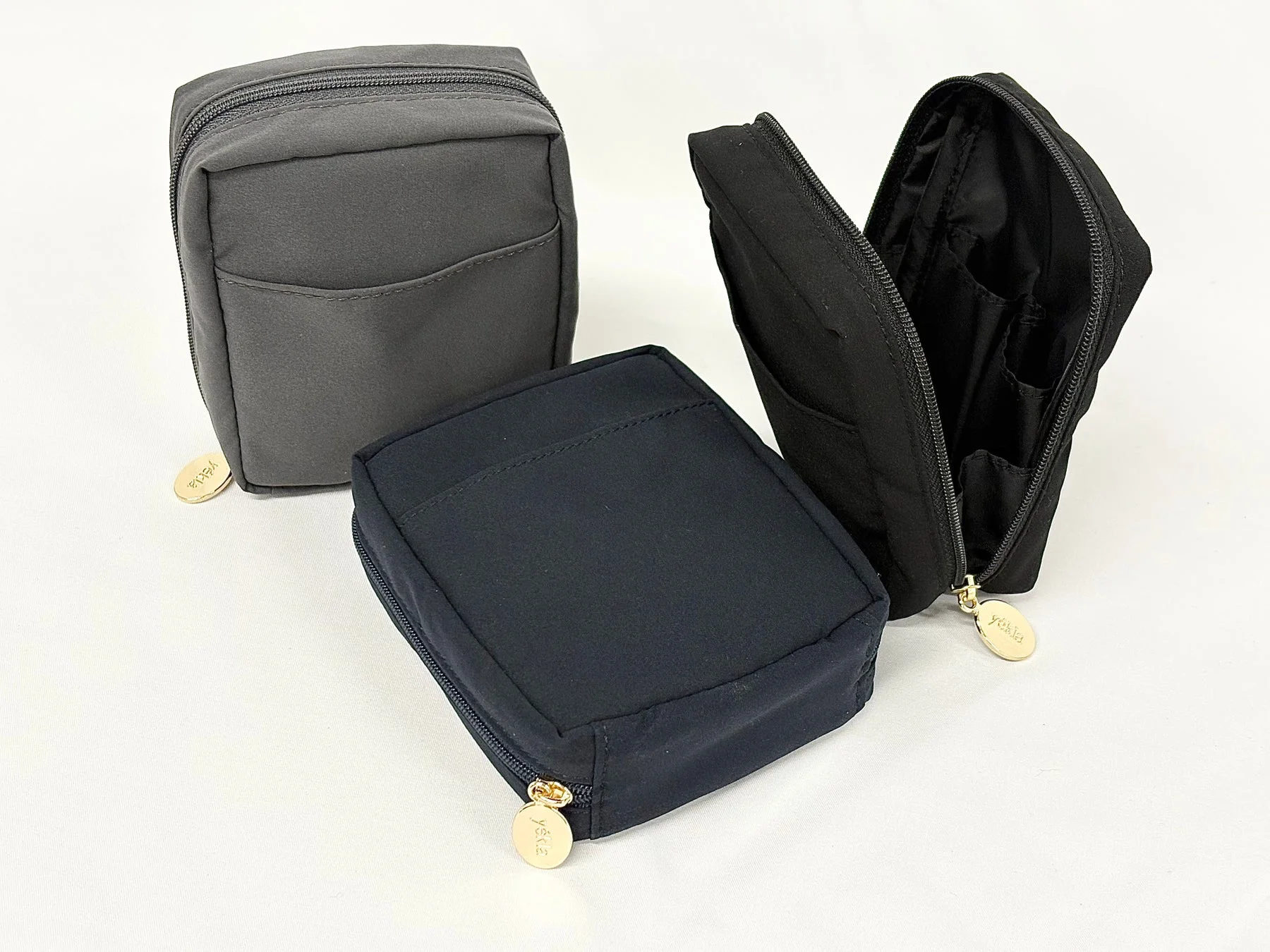 3色のミニポーチと開いたポーチ