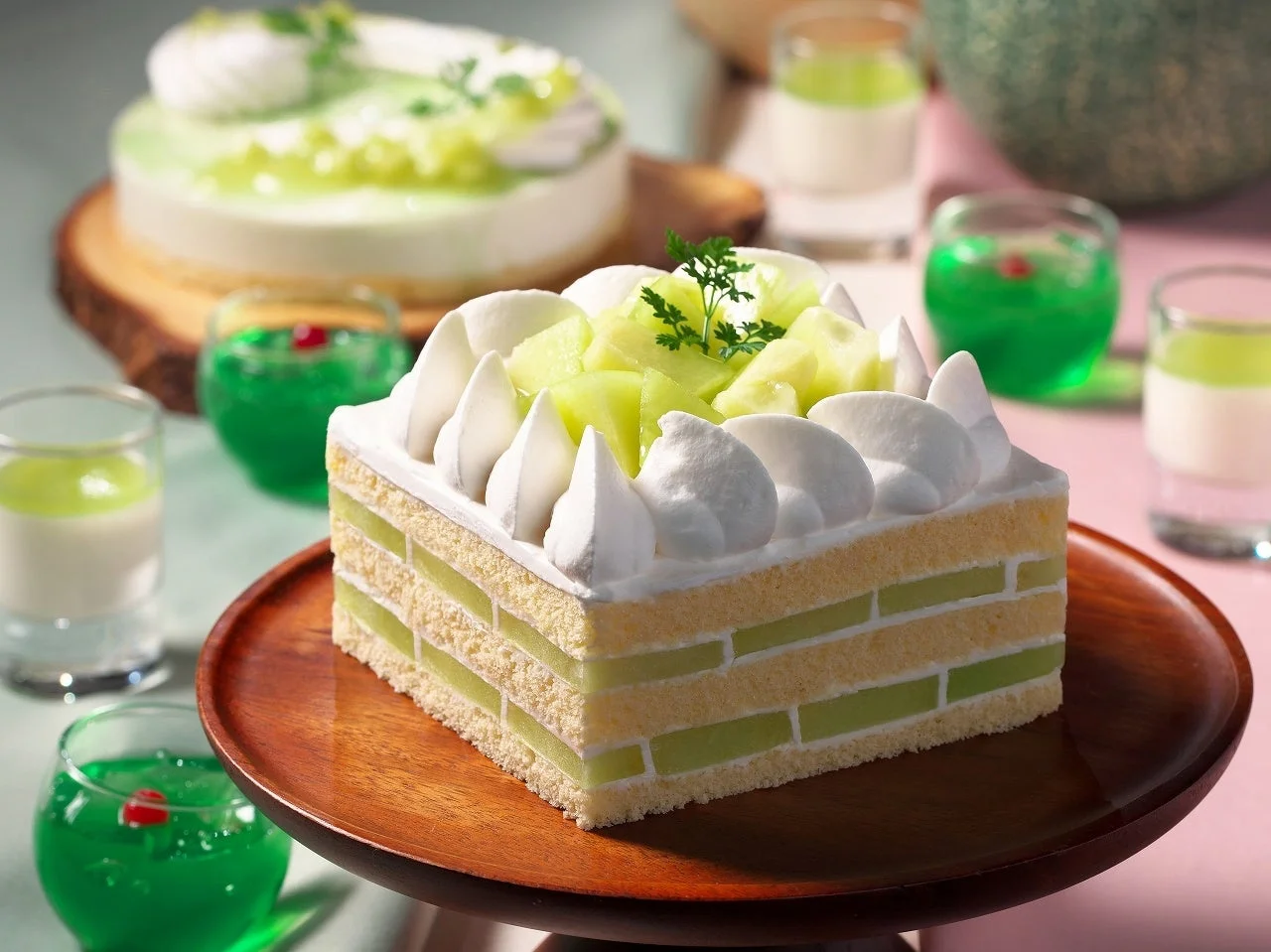 メロンをふんだんに使った豪華なスイーツの盛り合わせ