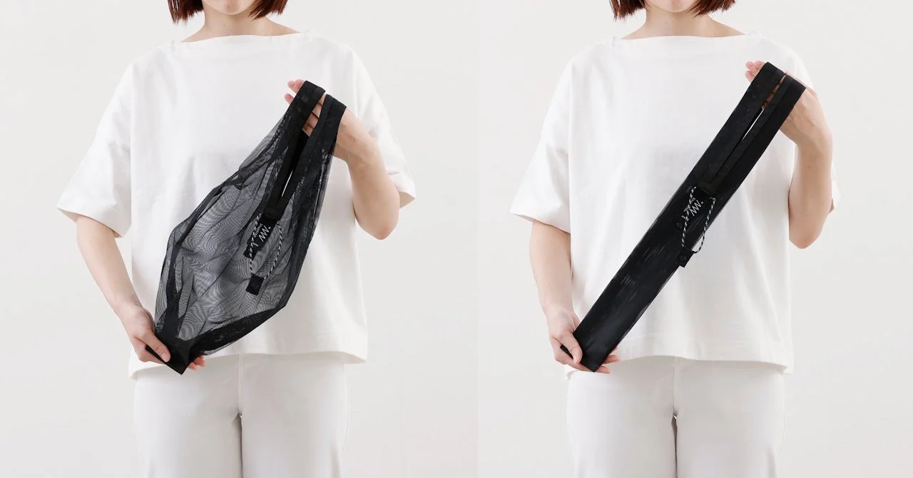 黒いメッシュバッグの広げた状態と折りたたんだ状態