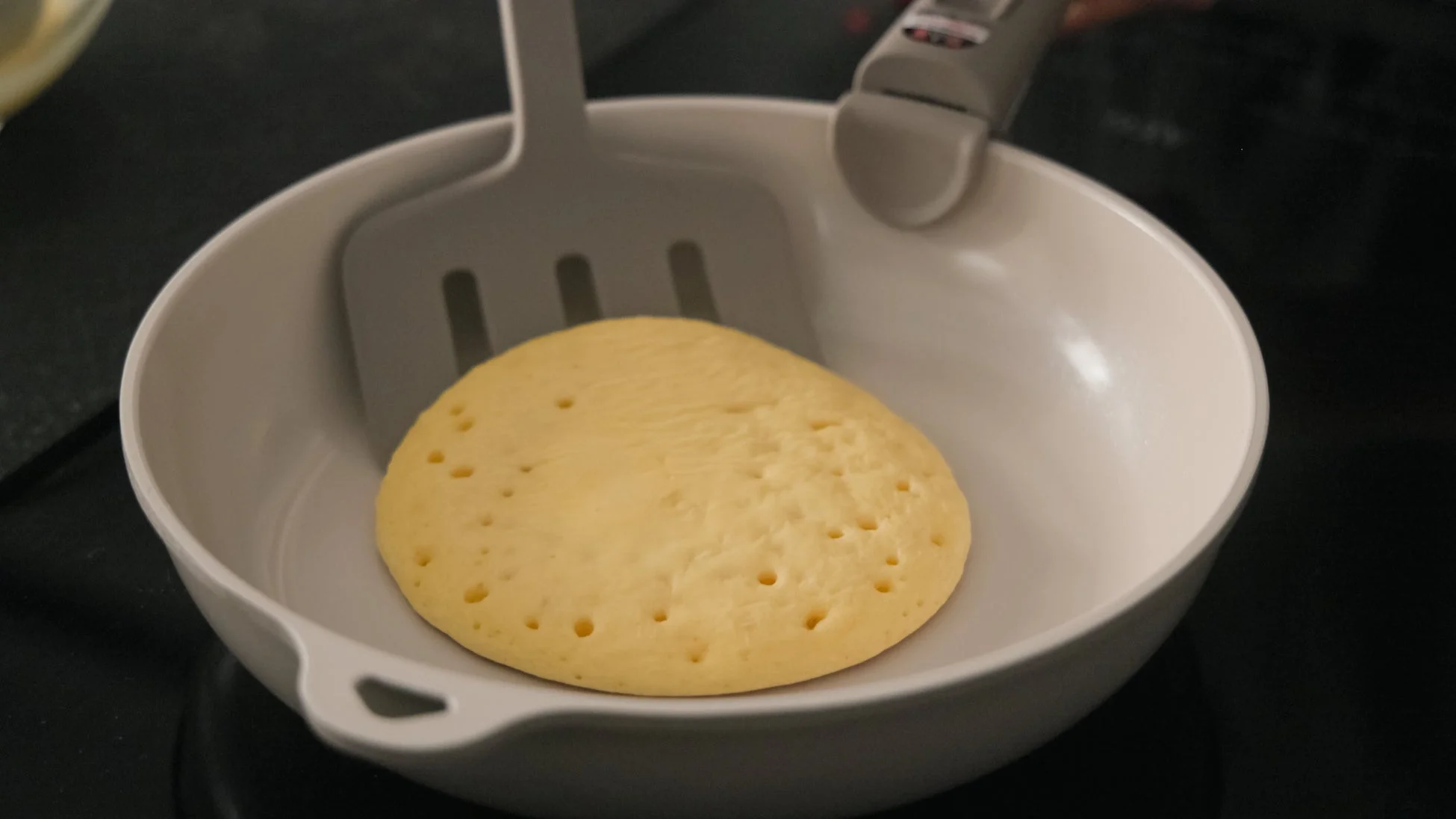 ワイドターナーでパンケーキを返す様子