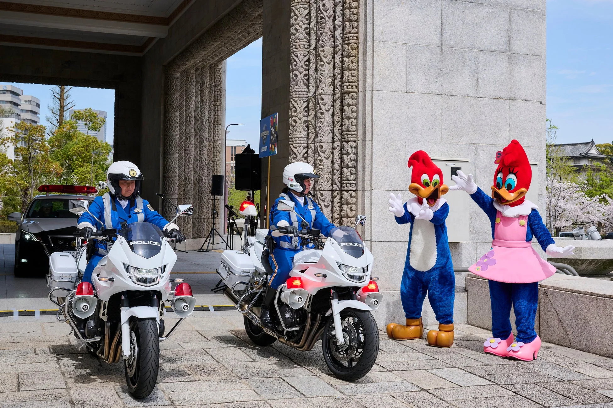 白バイ隊と警察官、ウッディー・ウッドペッカーとウィニー・ウッドペッカー