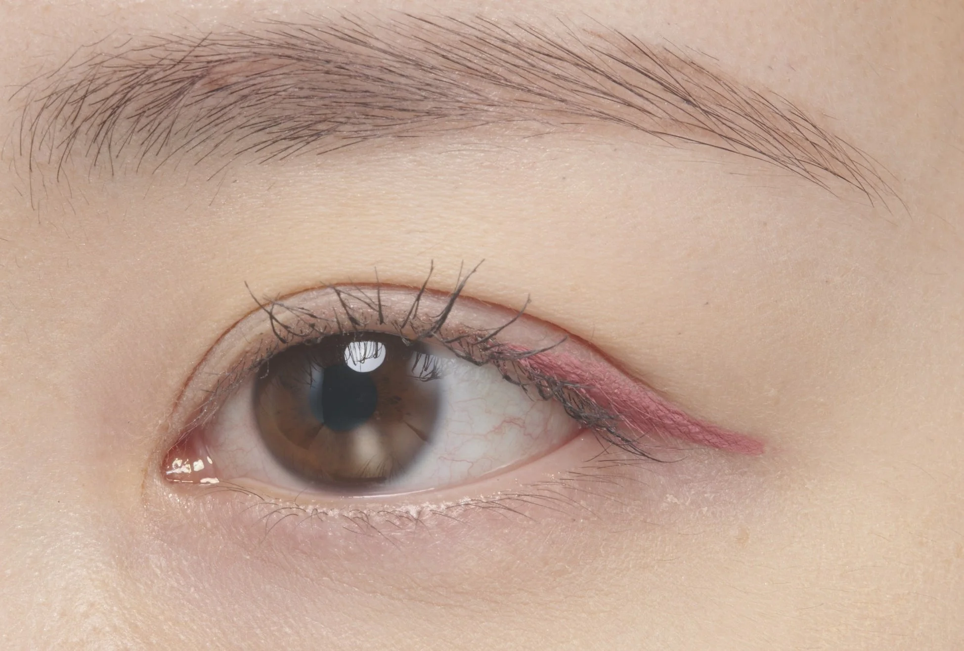 ピンクのアイライナーを使った目元