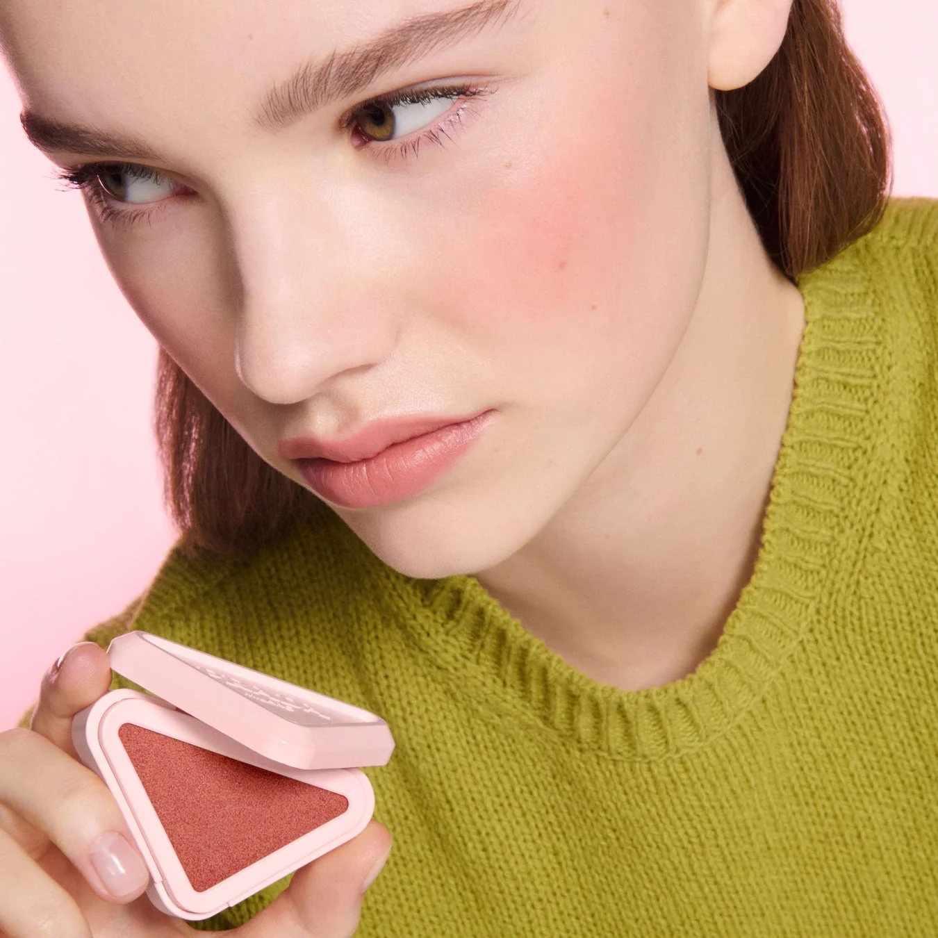 チークを使用する女性