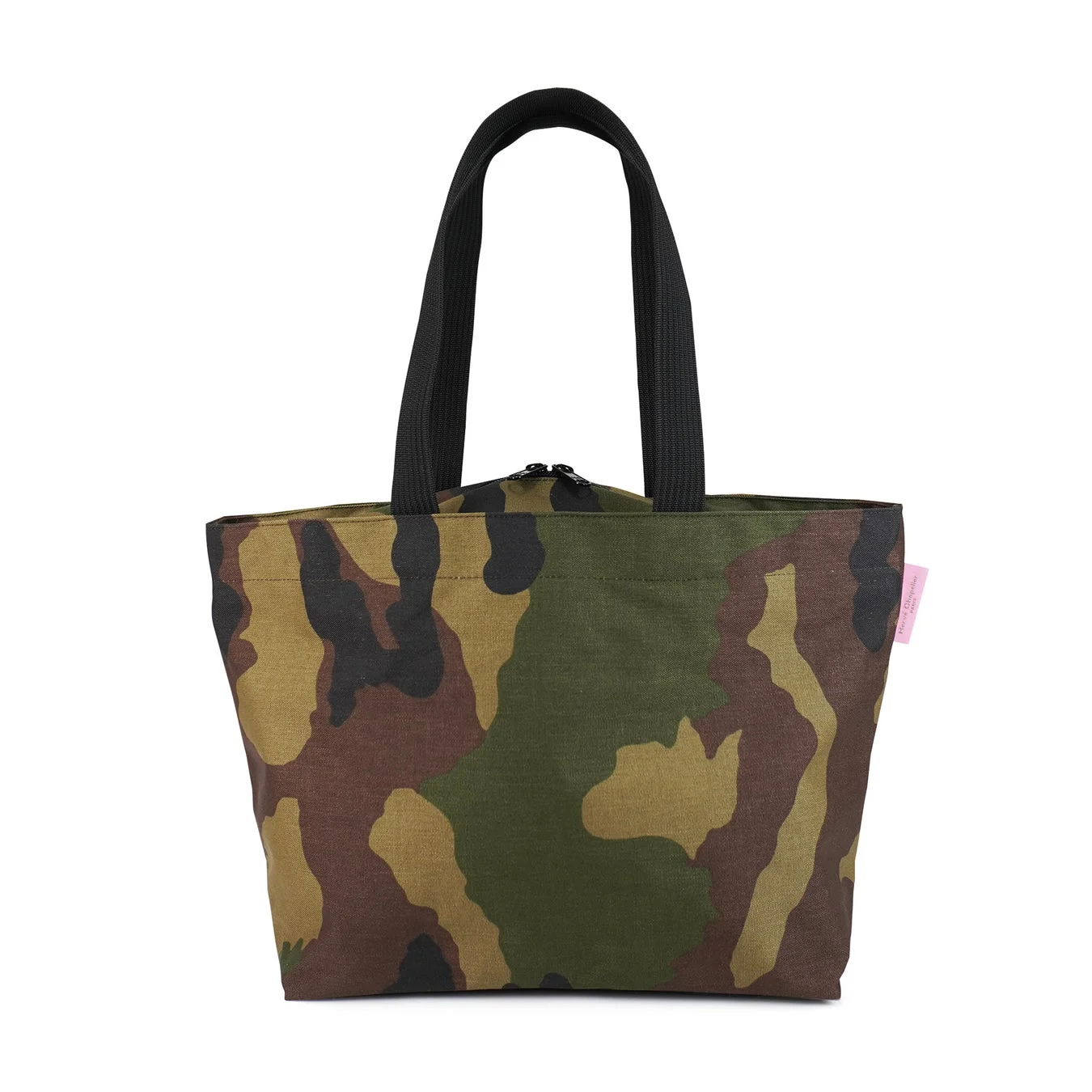 白い背景に置かれた、黒い持ち手の迷彩柄トートバッグです。カジュアルなデザインで、日常使いに最適なファッションアイテムとなっています。右側にはブランドタグが見えます。