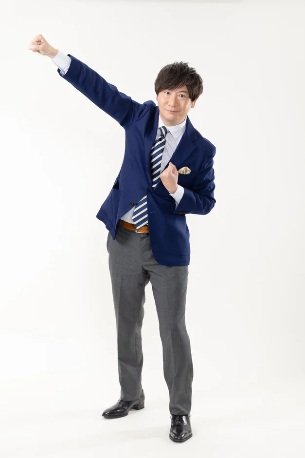 ガッツポーズをする男性