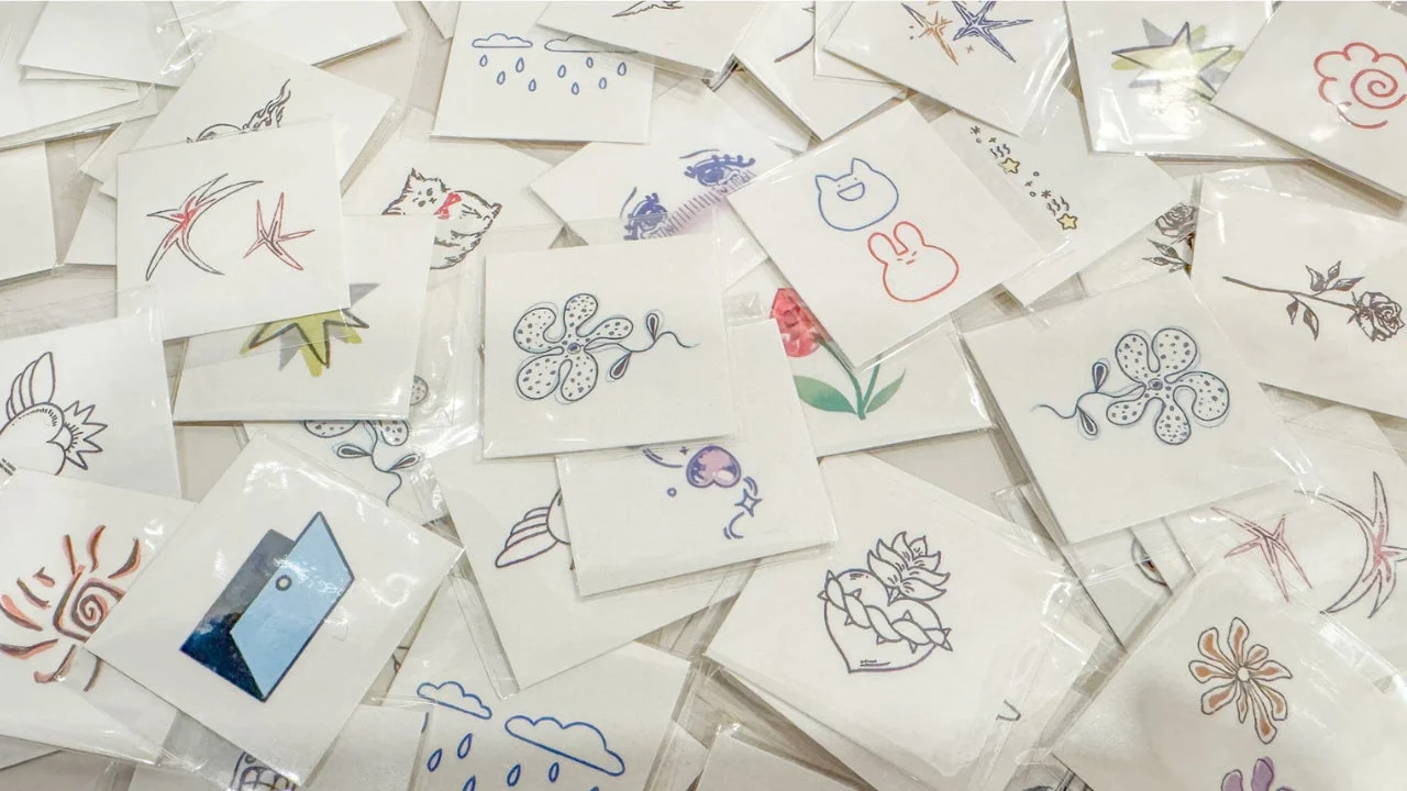 個包装された多様なイラストのタトゥーシール
