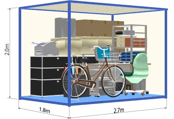 自転車、デスク、プリンターなど様々な家財やオフィス用品が効率的に収納されたトランクルーム
