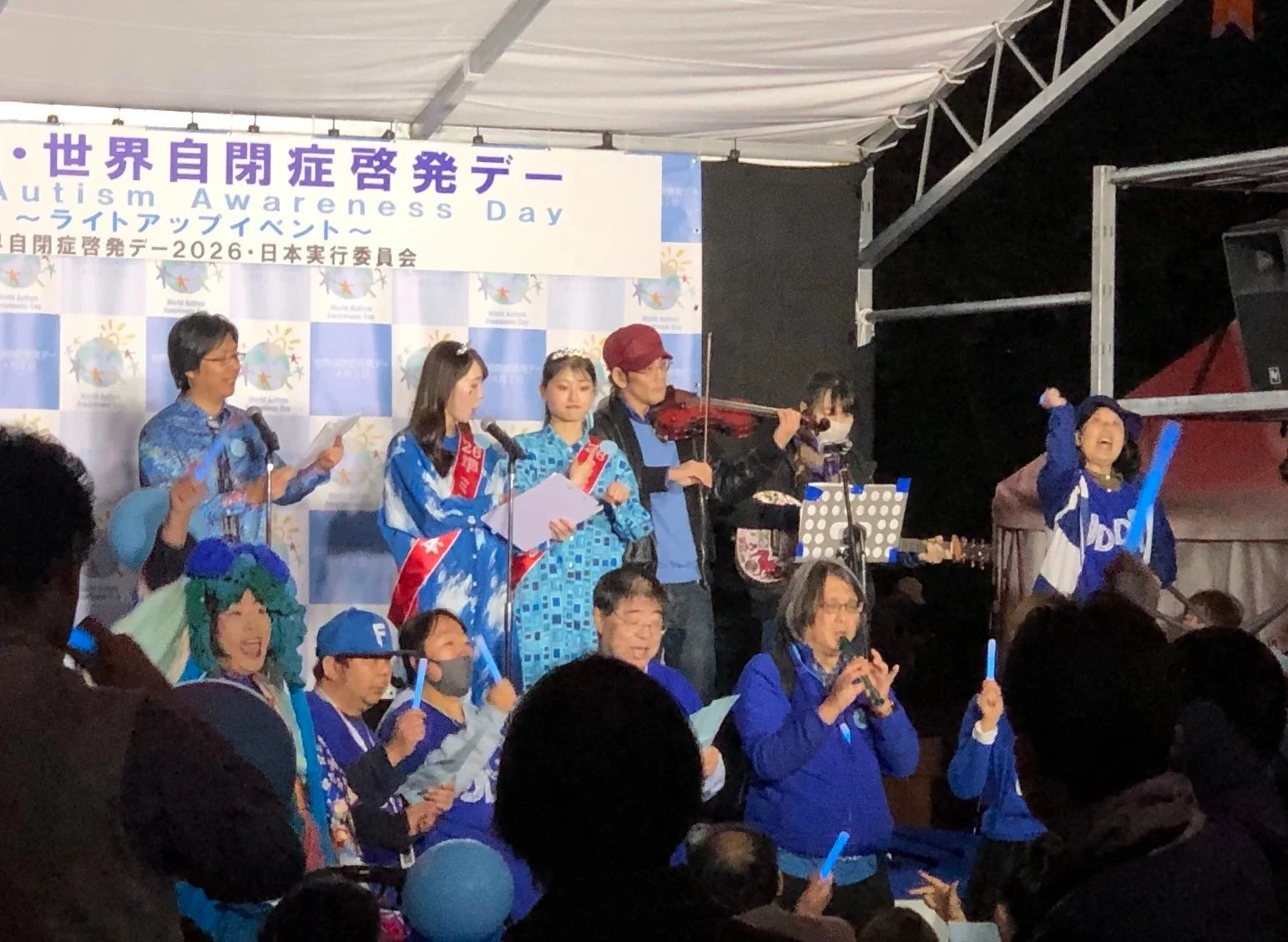 イベントで参加者が熱唱する様子