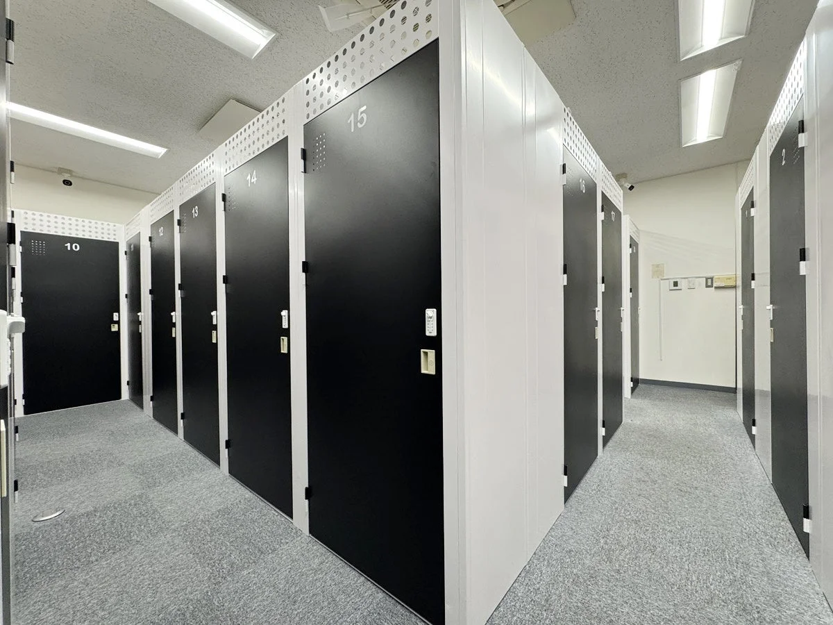 モダンな室内収納スペースの廊下