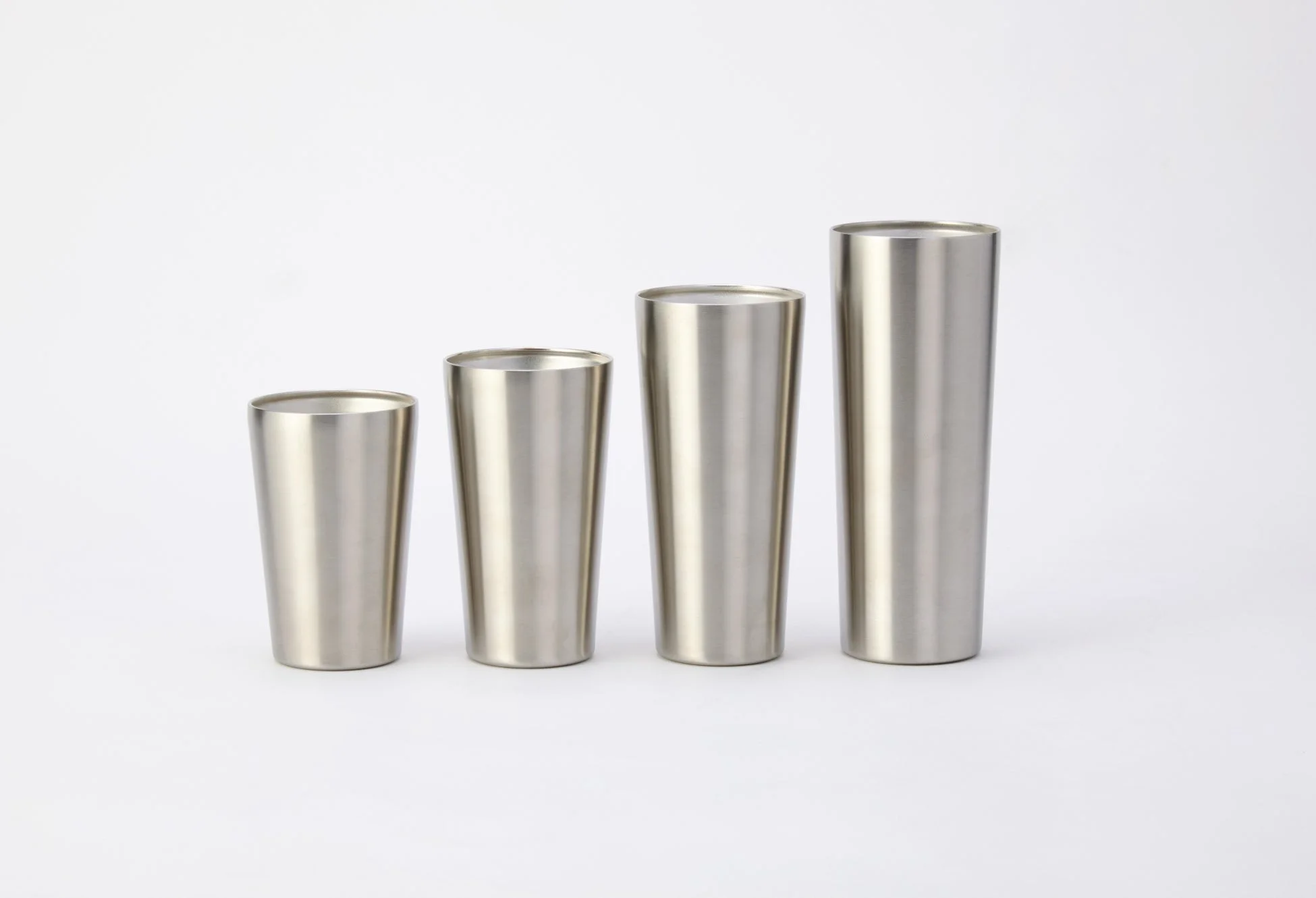 サイズの異なる4つのステンレスタンブラー