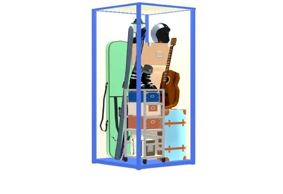 スキー用品、ギター、スーツケースなどが整理された収納ボックス