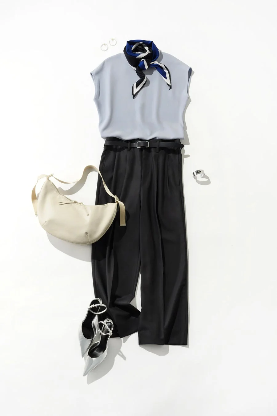 ライトブルーのノースリーブトップスと黒のワイドパンツを基調とした、スカーフとシルバーのパンプスがアクセントになったきれいめカジュアルなレディースコーディネート