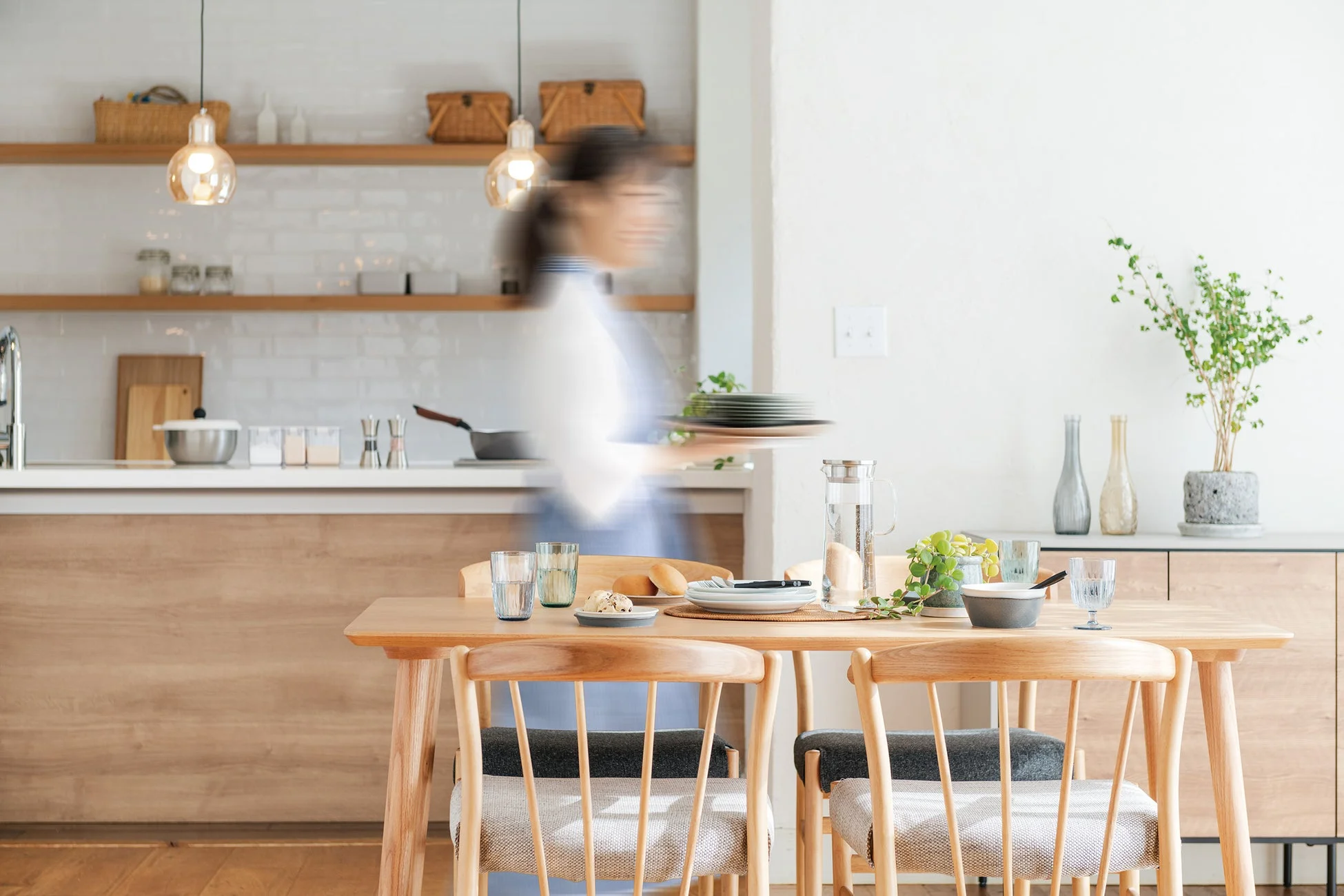 明るく清潔感のあるダイニングキッチンでの食事準備の様子