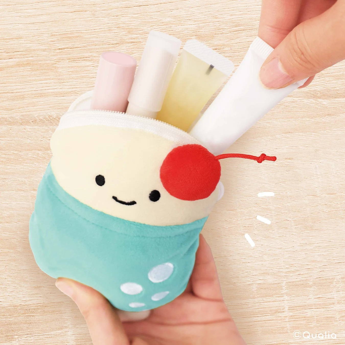 ポーチに小物が入っている様子