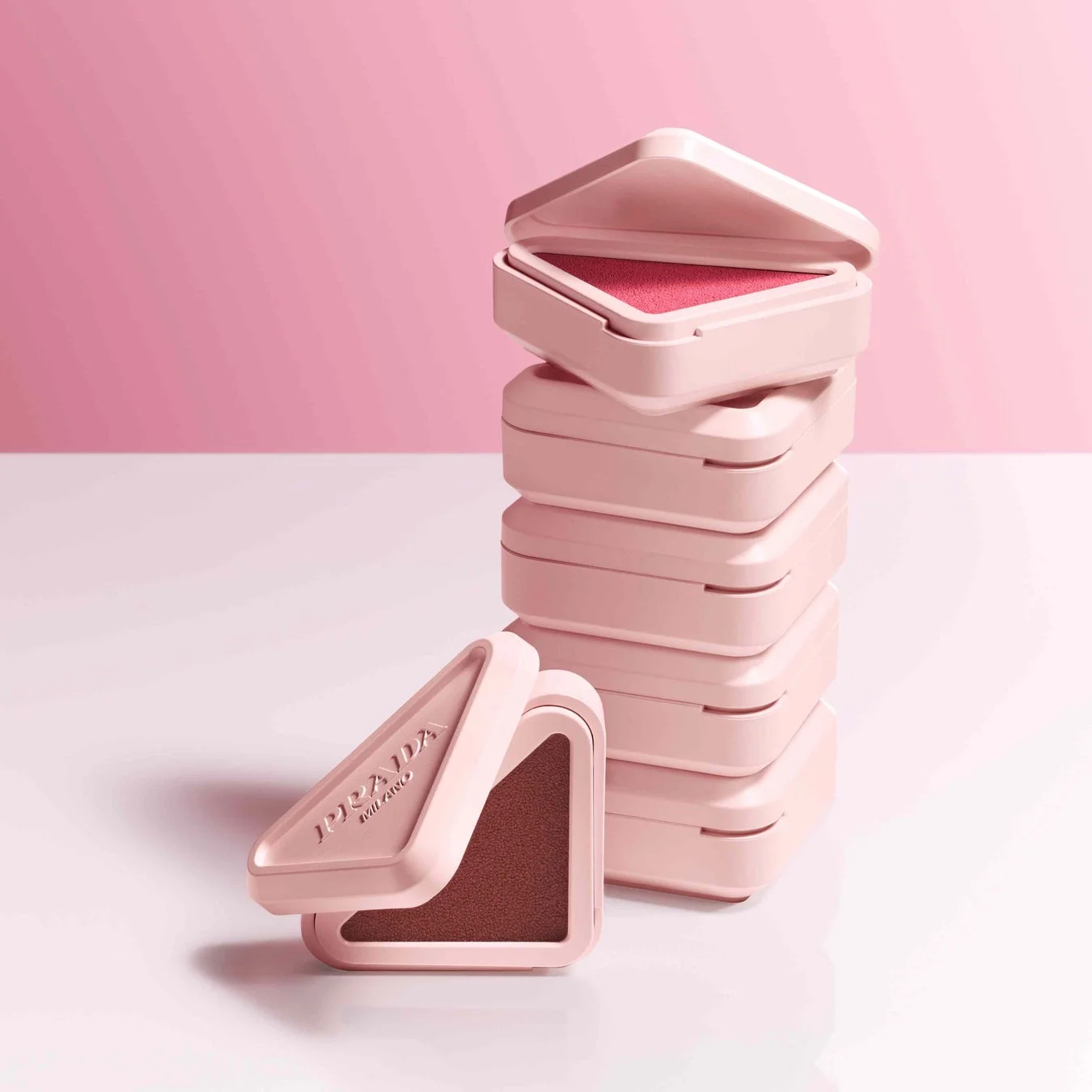 プラダ タッチの積み重ねられたパッケージ