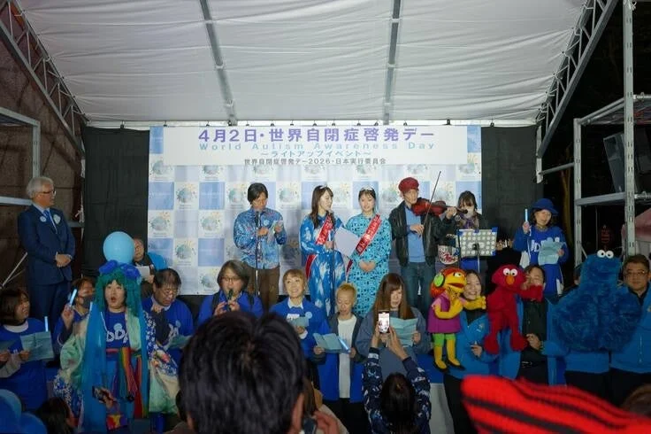 セサミストリートのキャラクターと参加者が合唱する様子