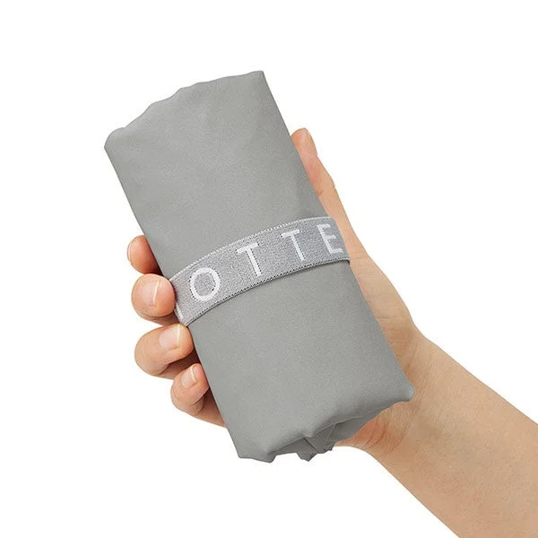 コンパクトに折りたたまれたバッグ