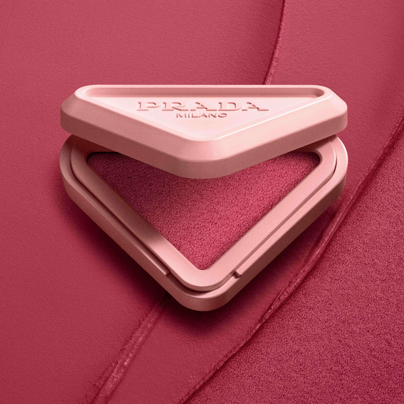 プラダ タッチのロゴとパウダー