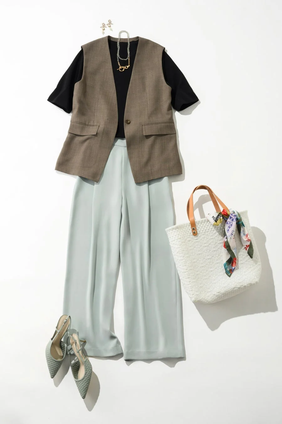 白背景に置かれた、ベージュのジレ、黒Tシャツ、ミントグリーンのワイドパンツを合わせたきれいめカジュアルなレディースコーディネート