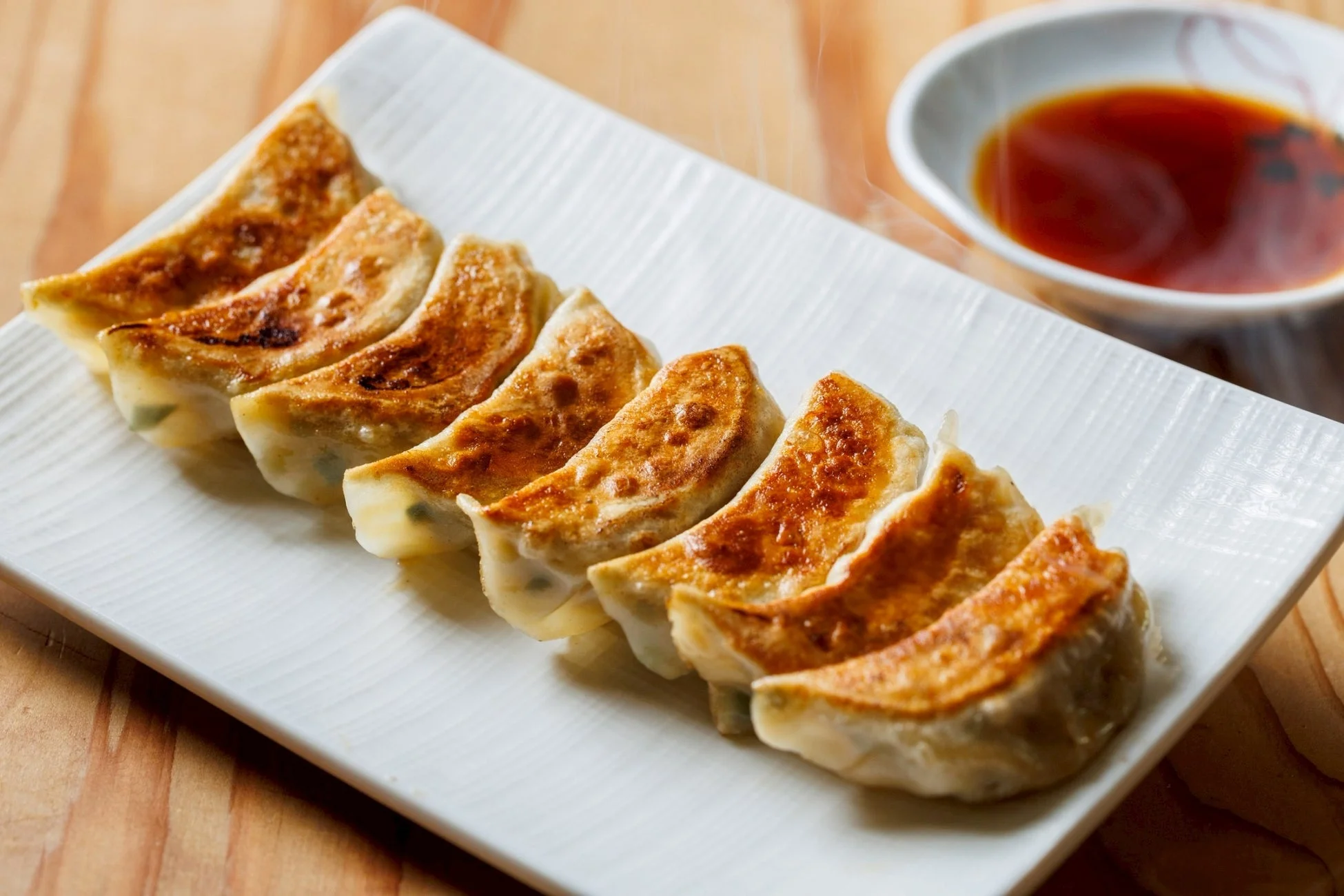 皿に盛られた焼き餃子