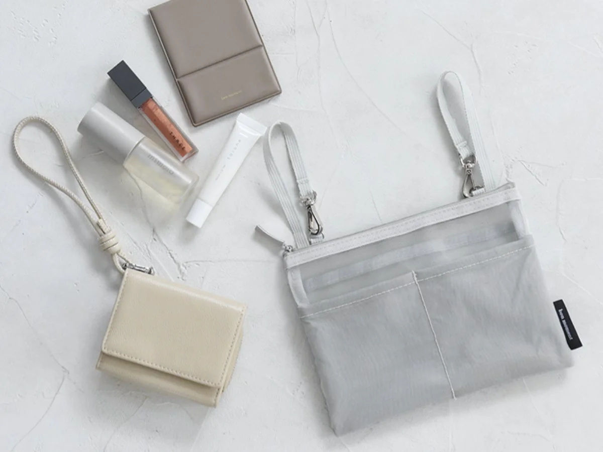 コスメや財布が整理された様子