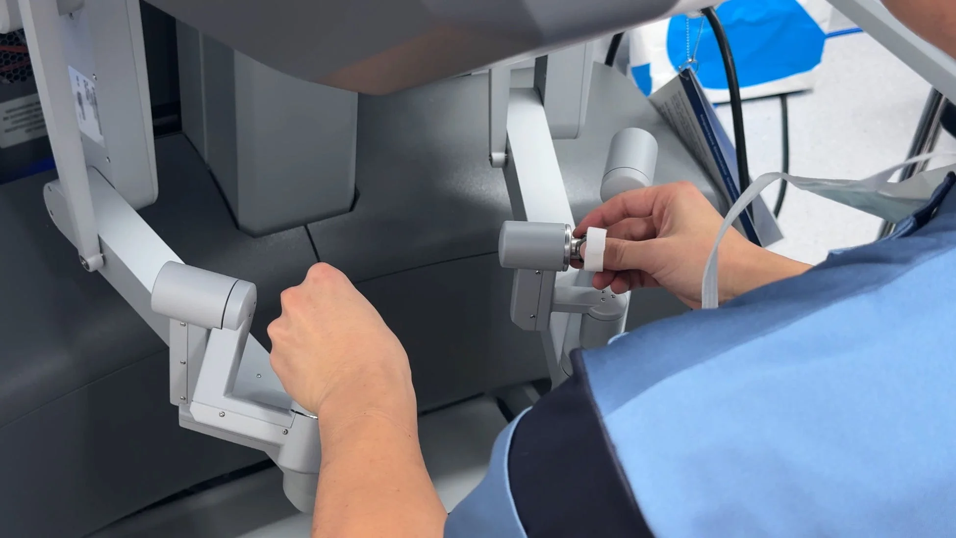 医療従事者がロボット手術システムを操作している様子