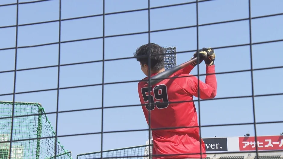 バッティング練習中の大盛穂選手