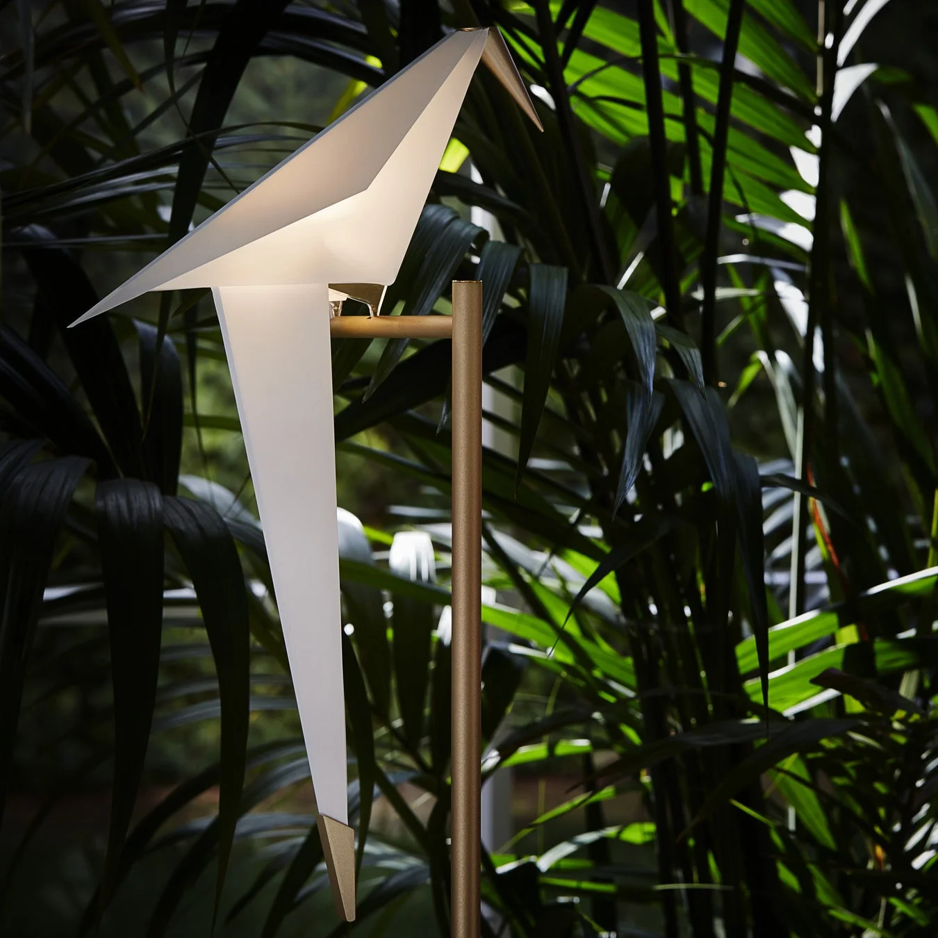 折り鶴モチーフのフロアランプ