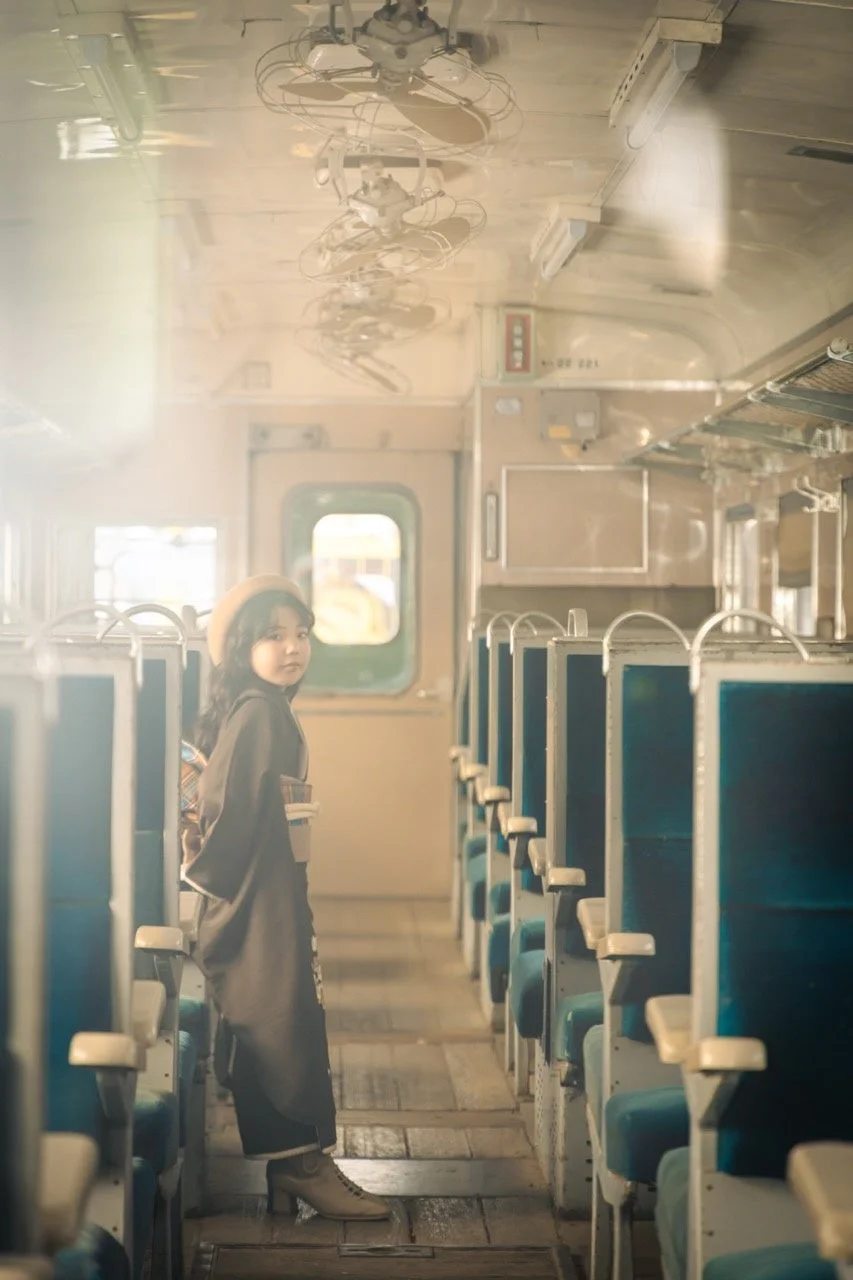 古い列車内で着物姿の少女