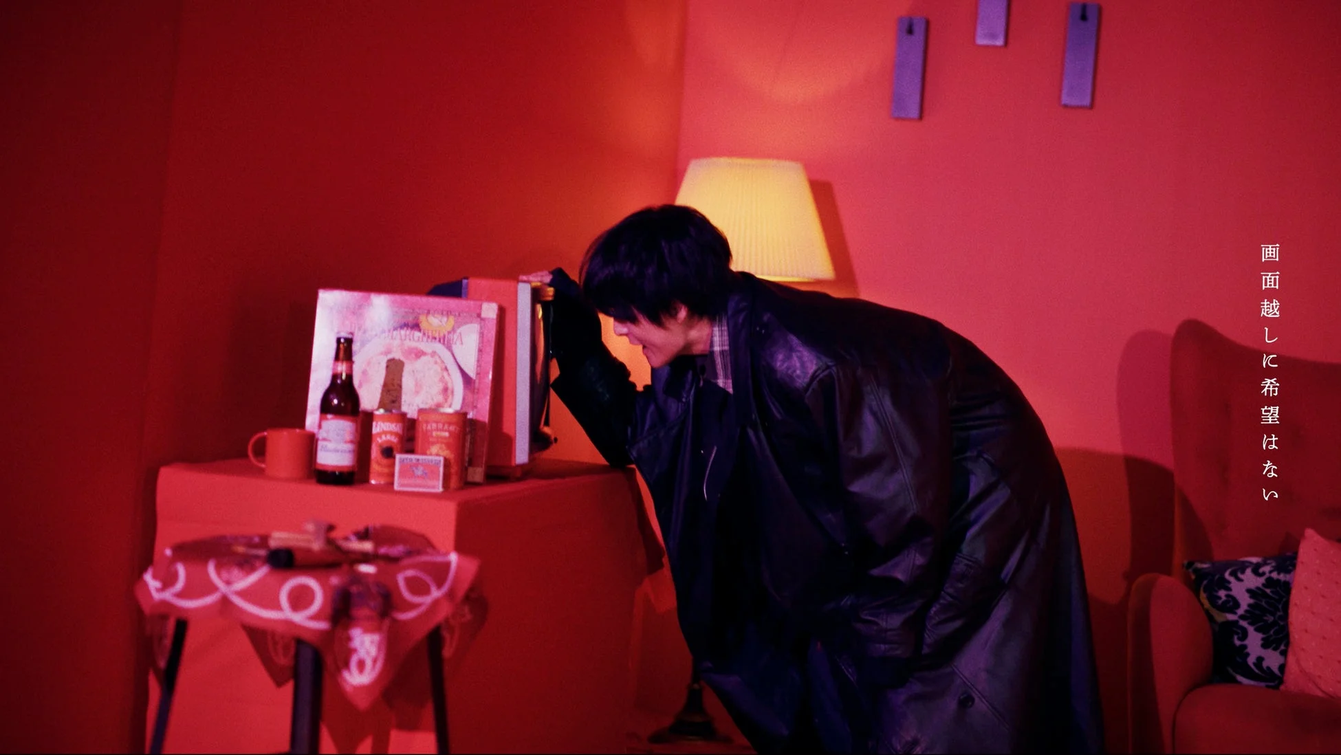 赤い部屋でレザージャケットの男性