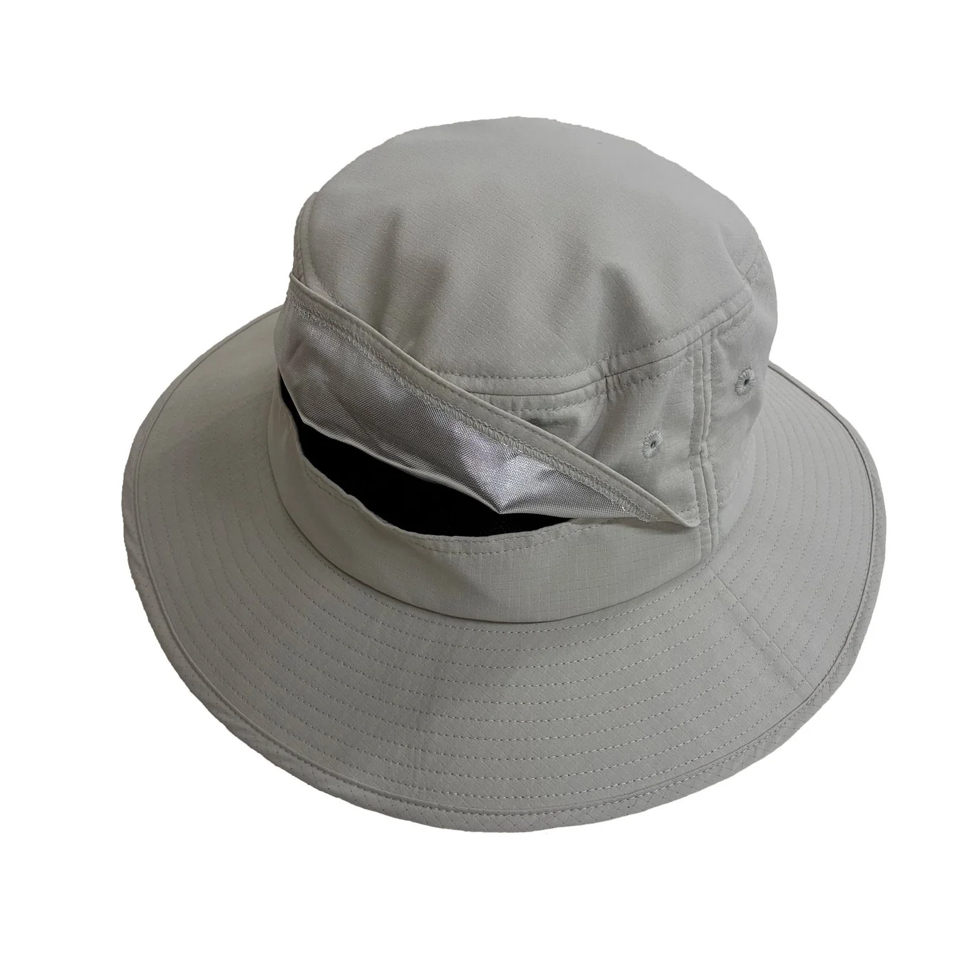 グレーのバケットハット、通気孔が見える
