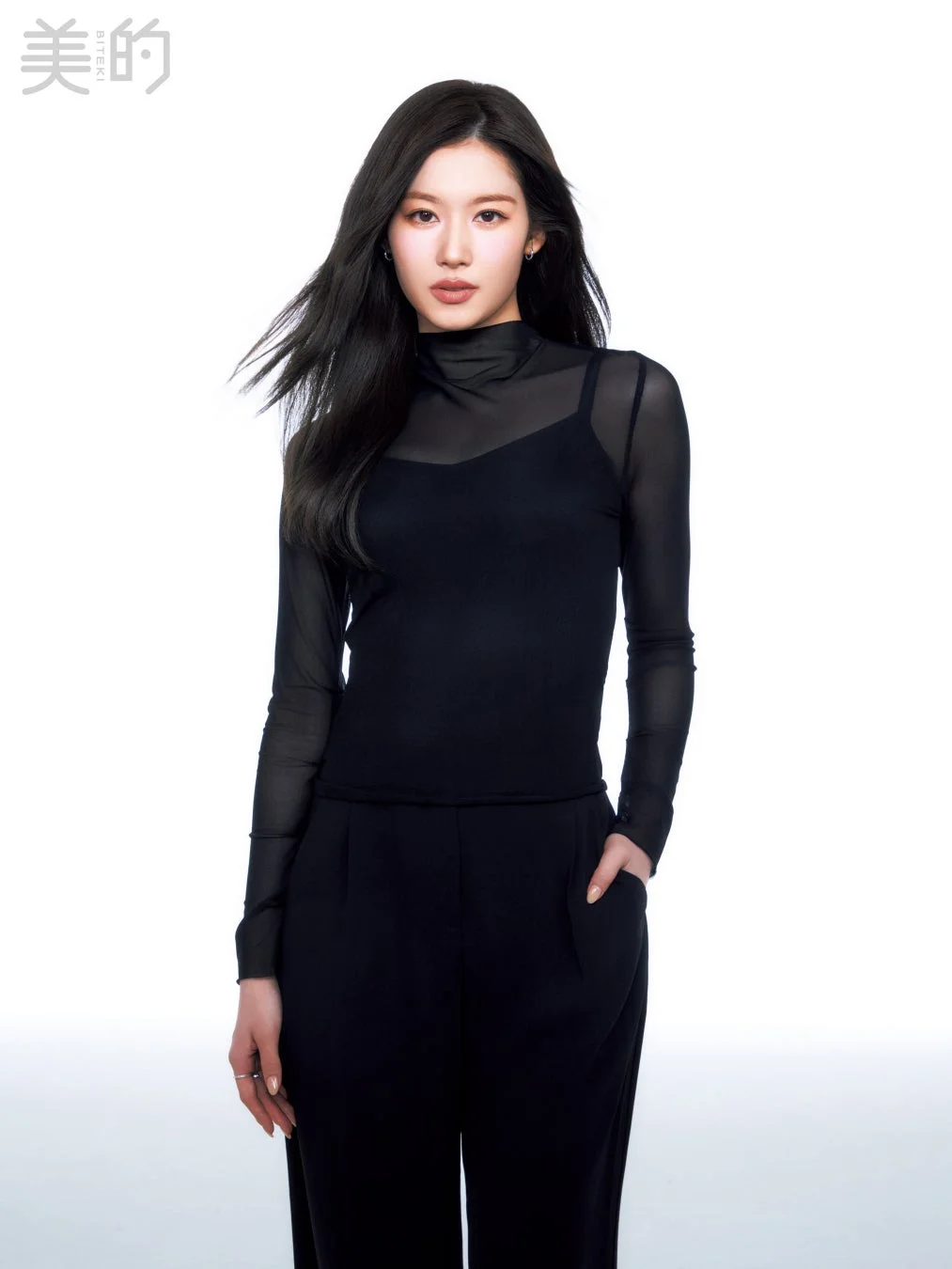 全身黒の衣装を着用したサナさん